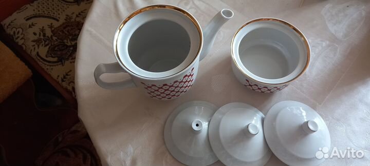 Чайник заварочный и сахарница