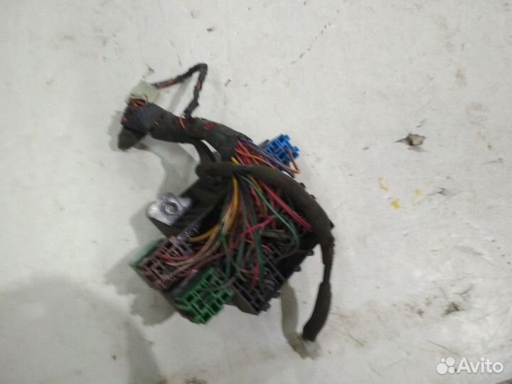 Блок предохранителей Chevrolet Aveo T200 B12S1