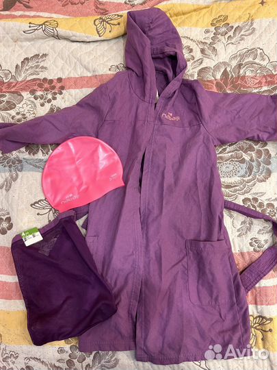 Халат, шапка для бассейна и купальник