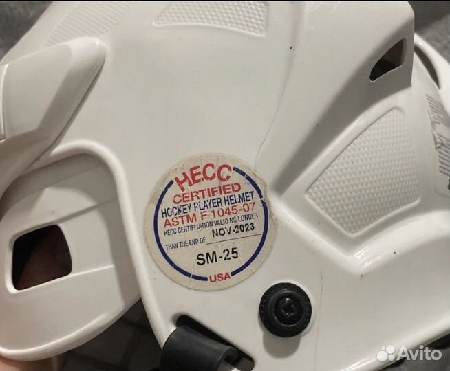 Хоккейный шлем