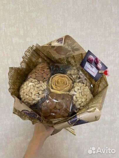Букет из орехов и сухофруктов