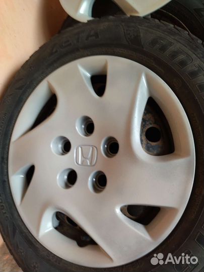 Продам б/у зимние шины штампы + колпаки