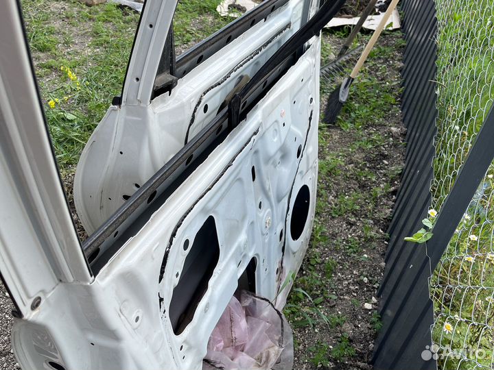 Двери левая задняя и передняя Toyota ipsum 2003