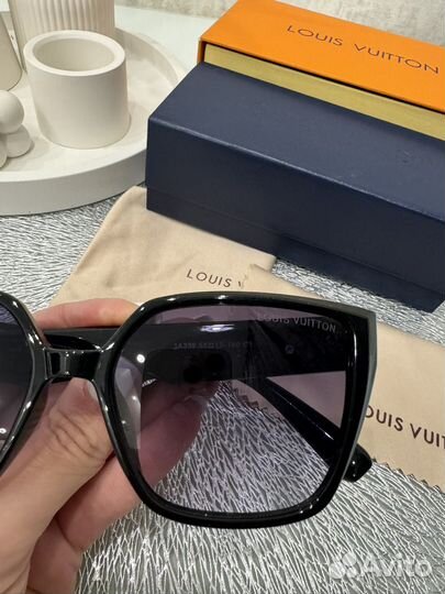 Солнцезащитные очки Louis Vuitton