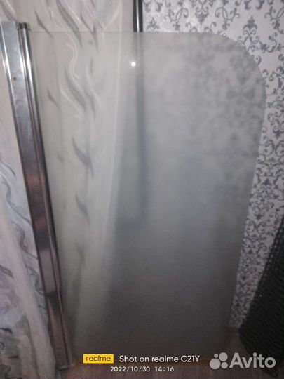 Стеклянная поворотная штора в ванну