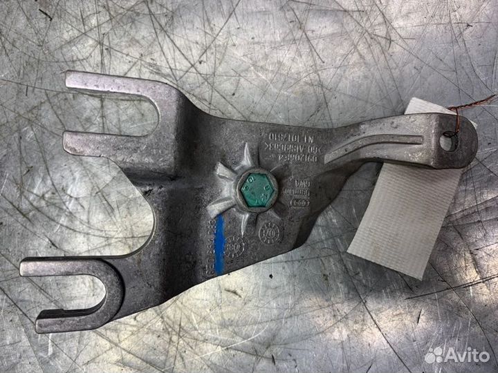 Кронштейн крепления подлокотника Audi A4 B7