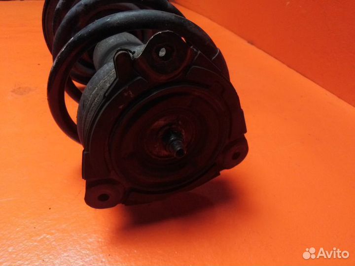 Стойка амортизатора передняя левая Nissan