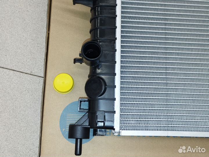 Радиатор охлаждения МКПП Opel Astra H, Zafira B