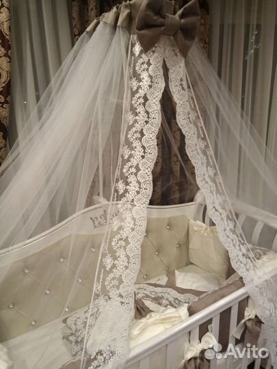 Детская кроватка с маятником