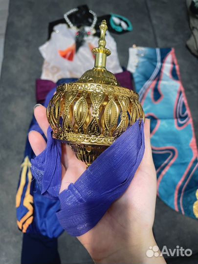 Косплей Сяо с париком геншин импакт