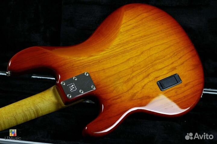 Бас гитара Music Man Stingray