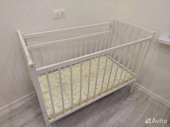 Детская кроватка с маятником