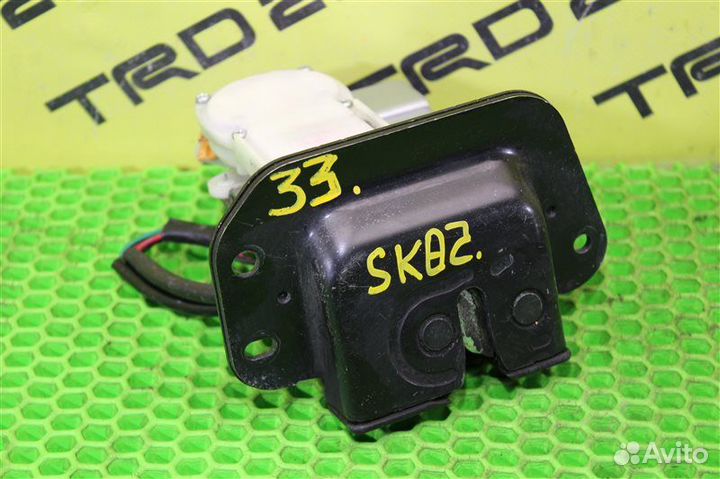 Замок багажника задний Mazda Bongo SK82MN F8