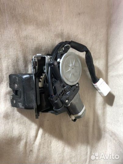 Замок крышки багажника Lexus Ls400