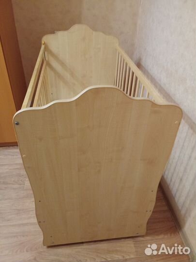 Детская кроватка с маятником и ящиком