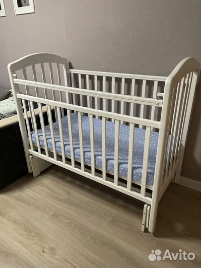 Детская кроватка с маятником и матрасом