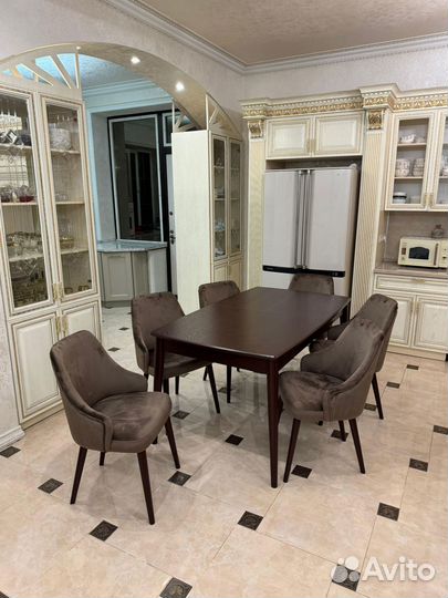 Стол и стулья для кухни. В наличии