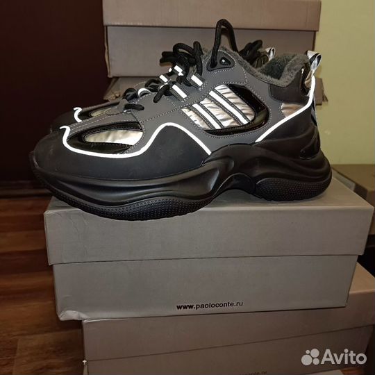 Кроссовки женские