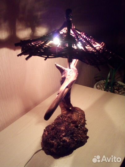 Дизайнерская настольная лампа