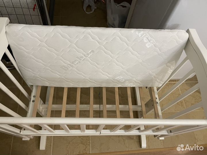 Детская кроватка с маятником люлька