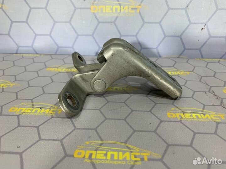 Петля двери нижняя передняя правая Opel Astra J