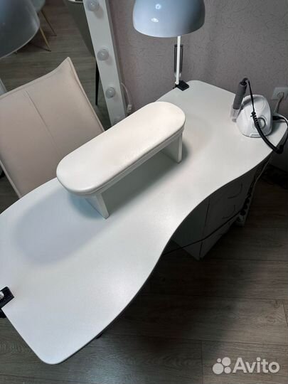 Маникюрный стол