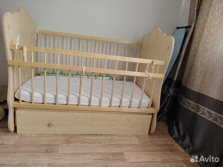 Детская кроватка с маятником и ящиком