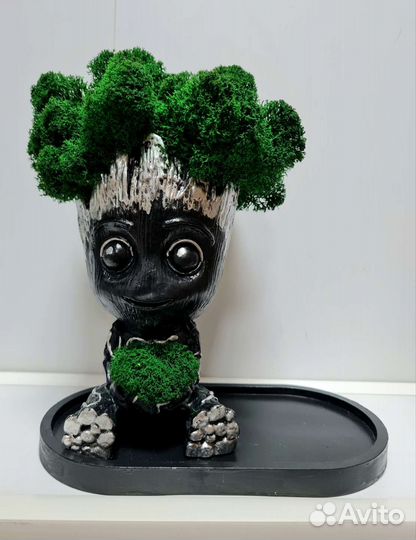 Малыш Грут из гипса с мхом