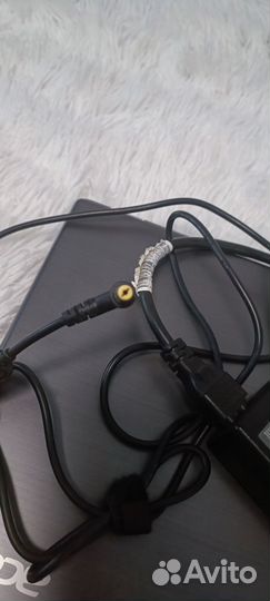 Ноутбук и блок питания