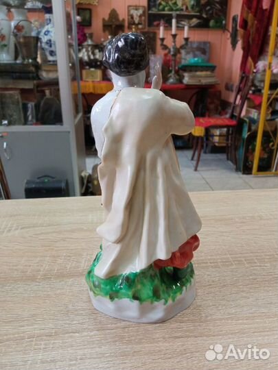 Фарфоровая статуэтка 