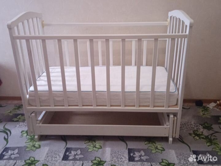 Детская кроватка с маятником и ящиком