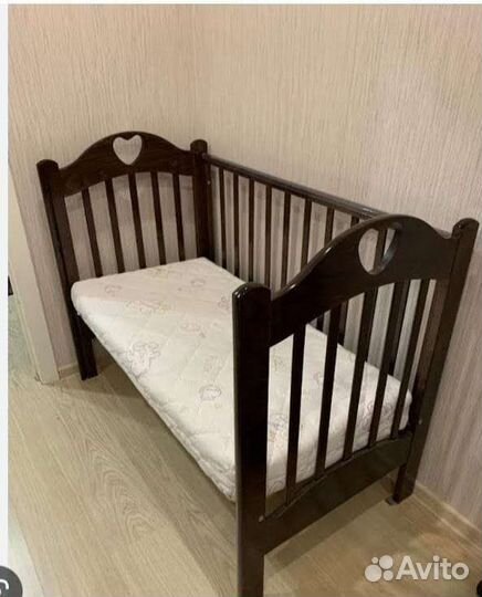 Детская кроватка с маятником