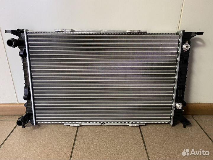 Радиатор охлаждения Audi A4 B8 Q5 8R A5 8T