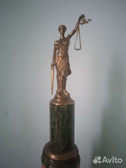 Бронзовая статуэтка правосудия
