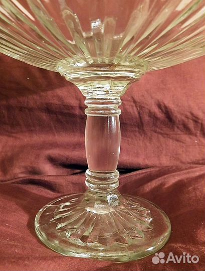 Ваза на ножке. Белое стекло. СССР. 1950-е годы