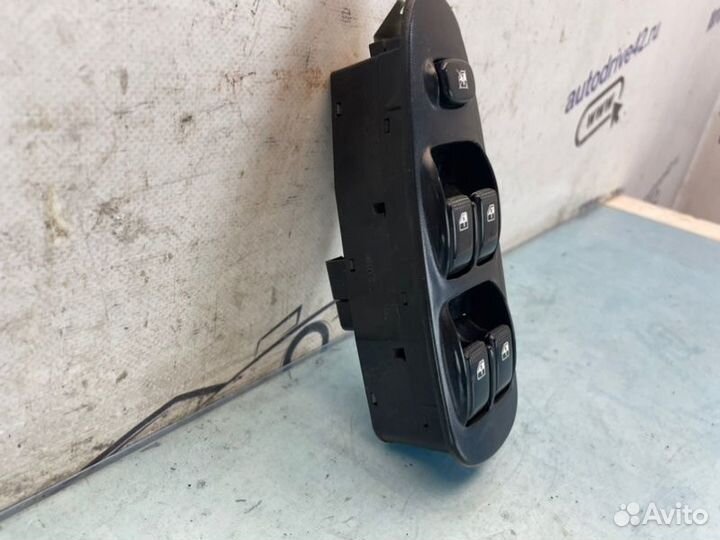 Блок управления стеклоподъемниками передний левый