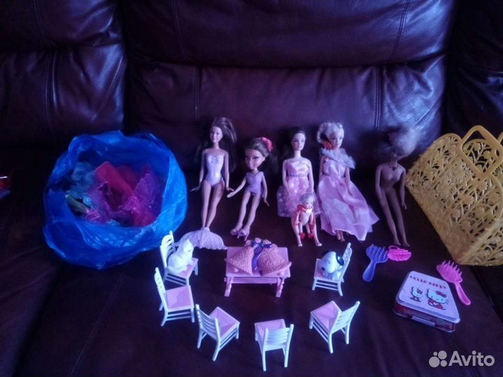 Набор кукол с одеждой и мебелью