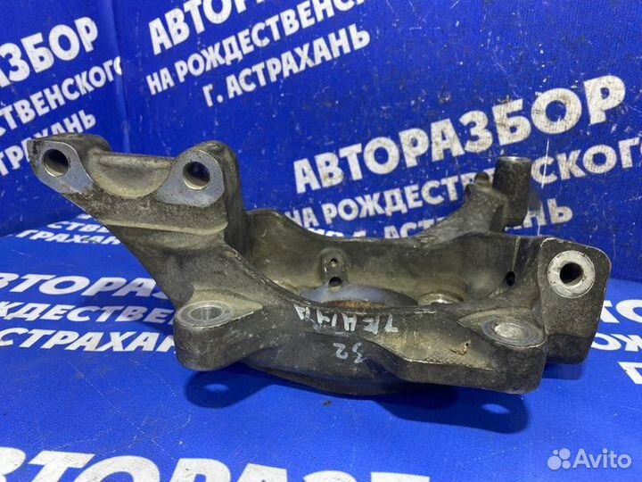 Передний правый поворотный кулак Nissan Teana J32