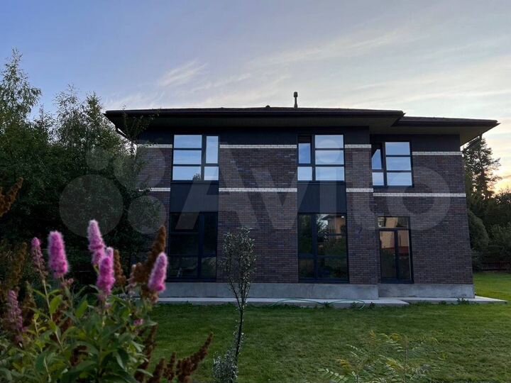 Коттедж 250 м² на участке 8 сот.