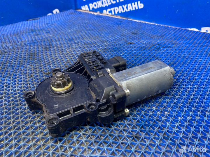 Моторчик стеклоподъемника Opel Astra H купе Z18XER