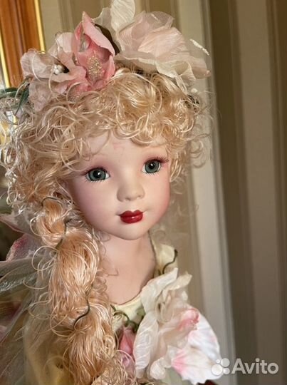 Фарфоровая кукла