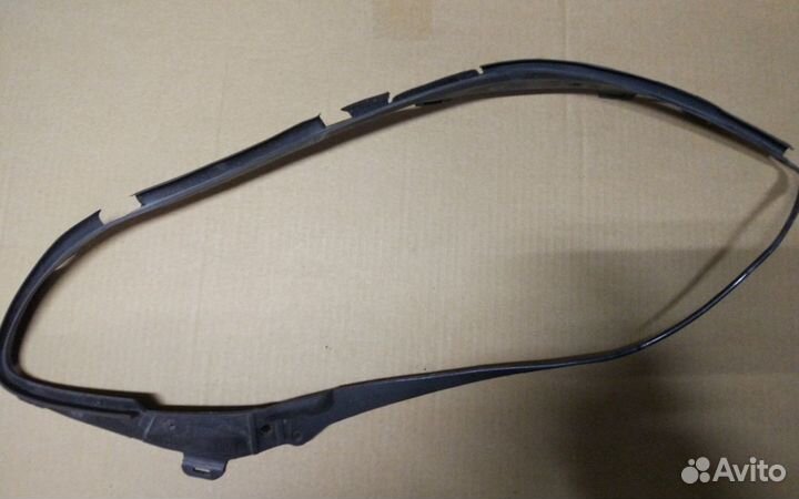 Уплотнитель правой фары мерседес W246 дорестайл