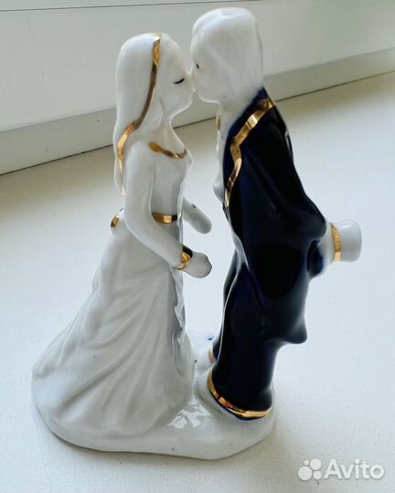 Фарфоровая статуэтка 10см 'влюбленная пара'