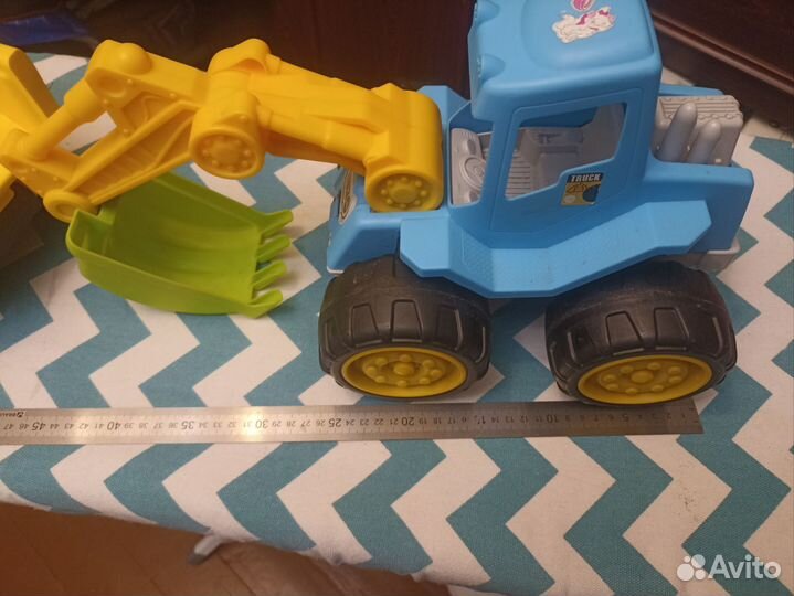 Трактор и самосвал