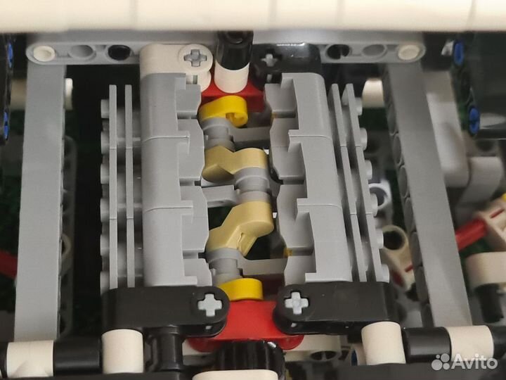 Машинка Lego Porsche 911 RSR (2000 деталей)