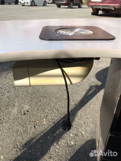 Маникюрный стол с вытяжкой