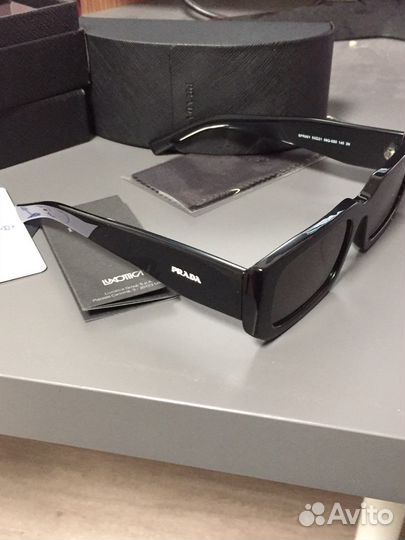 Солнечные очки prada