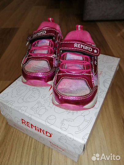 Кроссовки для девочки