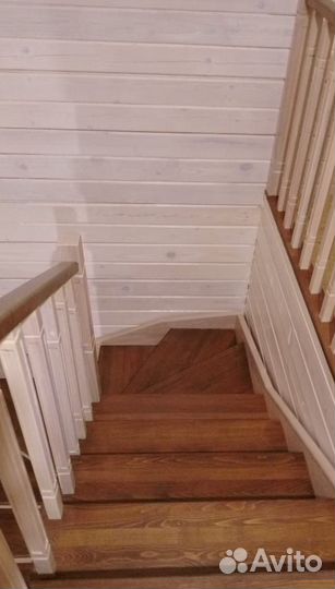 Деревянная лестница в коттедж