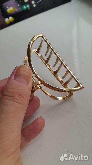 Стильный крабик для волос